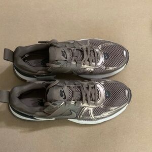 Nike Women V2K Run Sneakers